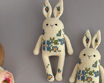 Gestricktes Häschen mit Ukrainischer Stickerei, Spielzeugkaninchen
