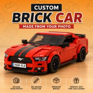 Può includere: Un modellino di auto in mattoncini rossi con strisce da corsa nere, ruote nere e una targa bianca con la scritta YOUR-PL8. Il testo CUSTOM BRICK CAR MADE FROM YOUR PHOTO è presente sopra l'auto, accompagnato da icone descrittive.