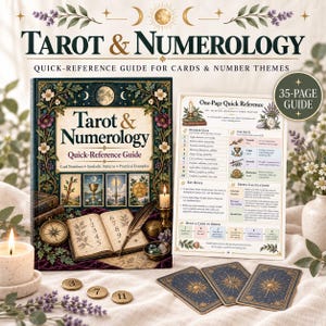 以下が含まれることがあります： Tarot & Numerologyのクイックリファレンスガイドと35ページのガイド冊子。表紙には月、花、1から9の数字が書かれた開いた本、コンパス、羽ペンが描かれています。数字の3、7、11が刻印された3枚の金貨と3枚のタロットカードが置かれています。