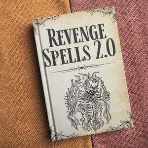 Pode incluir: Um livro intitulado "Revenge Spells 2.0" com uma borda decorativa e uma ilustra&ccedil;&atilde;o de uma figura esquel&eacute;tica com chamas e galhos. O livro est&aacute; sobre um fundo laranja e rosa texturizado.
