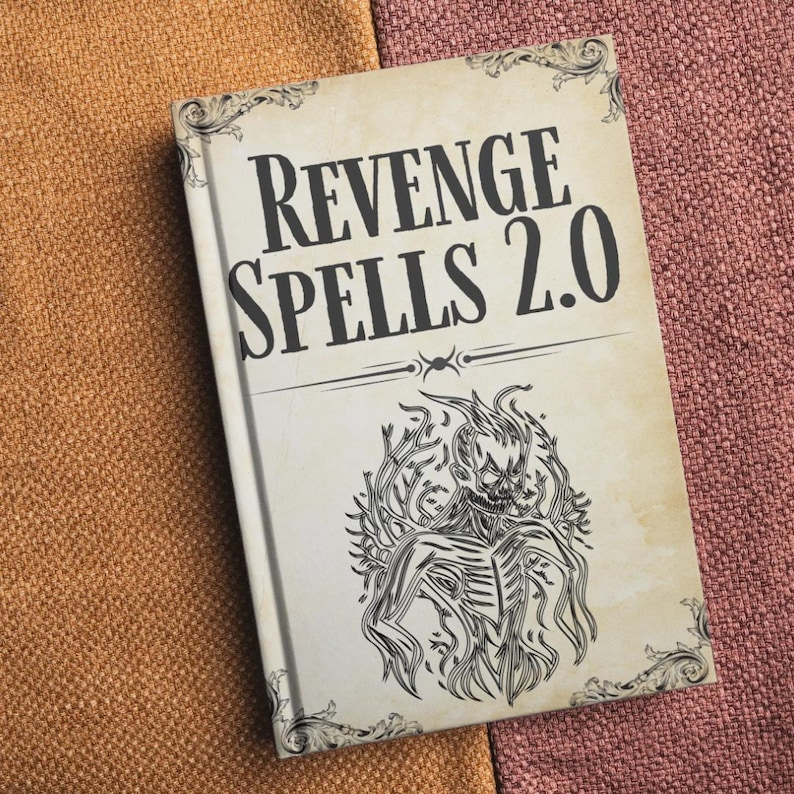 Pode incluir: Um livro intitulado "Revenge Spells 2.0" com uma borda decorativa e uma ilustra&ccedil;&atilde;o de uma figura esquel&eacute;tica com chamas e galhos. O livro est&aacute; sobre um fundo laranja e rosa texturizado.