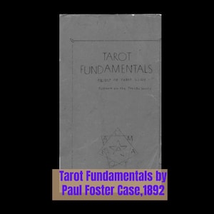 Puede incluir: Una portada de libro vintage de "Tarot Fundamentals" de Paul Foster Case, 1892. La portada es de color gris descolorido con el título en texto grande y estilizado. Debajo del título hay detalles adicionales y un diseño geométrico.