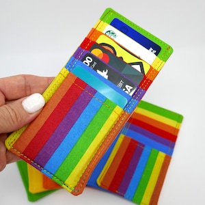 Titular de la tarjeta a rayas arcoíris, inserto de tarjeta de crédito de 6 ranuras, pulsera de monedero de billetera, almacenamiento de tarjetas perforadas de seguro de regalo de lealtad, orgullo, regalo