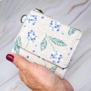 Mini billetera floral, On the Run Extra, billetera de lino para tarjetas de crédito, billetera triple, minimalista, para hacer recados, regalo para ella, llavero