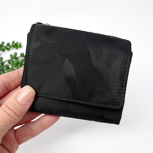 Camo Mini Wallet, On the Run Extra, Efectivo, Tarjetas de crédito, Monedas, Cartera minimalista, Bolsillo triple, Camuflaje negro, Billetera pequeña, Regalo