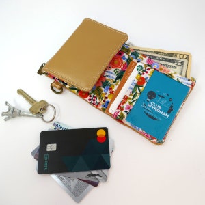 Mini billetera de piel de cordero, On the Run Extra, bolsillo triple, cuero italiano genuino, billetera minimalista, Rifle Paper Co, brillo dorado