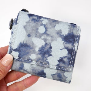 Tie Dye Mini Wallet, On the Run Extra, Tarjetas de crédito, Trifold Pocketbook, Small Billfold, Monedero, Denim Blue, Minimalista, Envío rápido