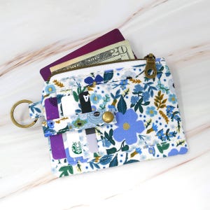 Mini billetera floral, monedero minimalista, llavero de Rifle Paper Co., cartera pequeña con cremallera Here We Go, regalo, rosa salvaje azul