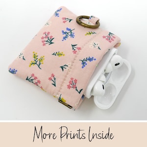 Tiny Prints Custodia in tessuto per AirPods Pro Custodia per auricolari con telaio flessibile piccola Custodia a scatto con clip Regalo ORIZZONTALE Ciliegie Floreale French Country