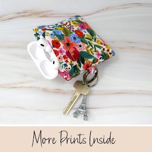 Custodia in tessuto per AirPods Pro, piccola custodia flessibile per auricolari, custodia multiuso con bottone a pressione, clip floreale, regalo ORIZZONTALE Rifle Paper Co Petite Garden Party