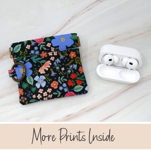 Custodia in tessuto per AirPods Pro, piccola custodia flessibile per auricolari, custodia multiuso con bottone a pressione, clip floreale, regalo per elettronica ORIZZONTALE Rifle Paper Co