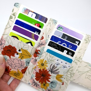 Floral auf Creme 10-Slot-Kreditkartenhalter, Geschenk Loyalität Krankenversicherungskarten, Lehrer Geschenk, Geldbörse einfügen, grau und weiß Tupfen