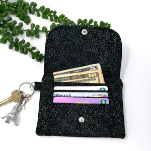 Estuche para tarjetas y monedas Just Peachy • Mini billetera • Regalo perfecto • Cartera para mujer • Negro • Cordón • Muñequera • Brillante