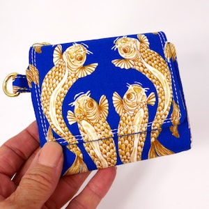 Monedero triple ornamentado de pescado Koi, mini bolsillo triple, extra On the Run, billetera de tela minimalista, regalo, envío rápido, monedas de tarjeta en efectivo