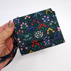 Mini billetera floral, cartera EXTRA On the Run, billetera triple pequeña, titular de la tarjeta de crédito, Rifle Paper Co, Estee en azul marino, efectivo y monedas