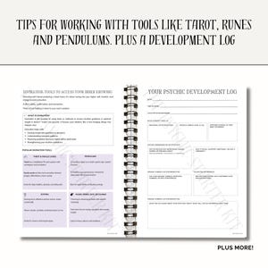 K&ouml;nnte beinhalten: Ein Spiralbuch mit dem Text "TIPS FOR WORKING WITH TOOLS LIKE TAROT, RUNES AND PENDULUMS. PLUS A DEVELOPMENT LOG." Das Buch enth&auml;lt Abschnitte &uuml;ber Divinationstools und ein psychisches Entwicklungsprotokoll.