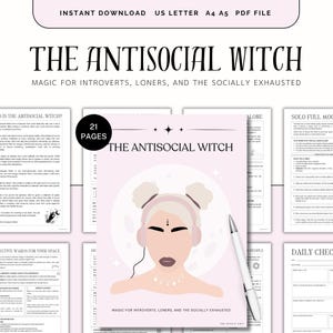 Op de afbeelding: Een digitale download met de titel "The Antisocial Witch" met een roze en wit ontwerp. De omslag toont een illustratie van een vrouw met een koptelefoon. Tekst bevat "Magic for Introverts, Loners, and the Socially Exhausted."