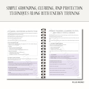 K&ouml;nnte beinhalten: Ein offenes Spiralnotizbuch mit Texten zu einfachen Erdungs-, Reinigungs- und Schutztechniken sowie Energie-Training. Die Seiten enthalten &Uuml;berschriften wie "Reinigung, Erdung & Schutz" und "Energie-Training".