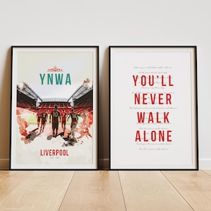 Puede incluir: Dos láminas enmarcadas. La lámina izquierda muestra una escena de estadio con jugadores y el texto "YNWA" y "Liverpool". La lámina derecha muestra la letra "You'll Never Walk Alone" en texto rojo sobre fondo blanco.