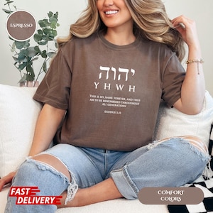 Op de afbeelding: Espresso-kleurig T-shirt met het Hebreeuwse woord "YHWH" en de Engelse tekst "THIS IS MY NAME FOREVER, AND THUS AM TO BE REMEMBERED THROUGHOUT ALL GENERATIONS" uit Exodus 3:15. Het shirt is een comfortkleur.