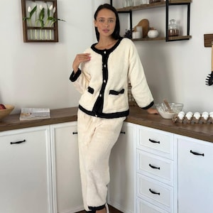 Fleece pyjamaset voor dames – crèmekleurige en zwarte winterloungewear met knoopsluiting en broek, behaaglijke warme nachtkleding cadeau-idee