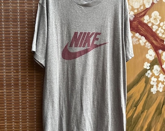Camiseta gris vintage de los años 70 con el logo Nike Swoosh, fabricada en Alemania Occidental, talla XL, costura simple