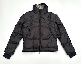 Chaqueta bondage de plumón de ganso Actlive de Marithe + Francois Girbaud, talla 46