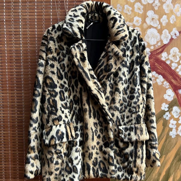 Płaszcz ze sztucznego futra z nadrukiem w panterkę Free People, rozmiar XS