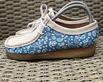 Mocasines Clarks Wallabee: suela de crepé de ante con estampado paisley - Talla 4.5 (Reino Unido) / 7 (EE. UU.)
