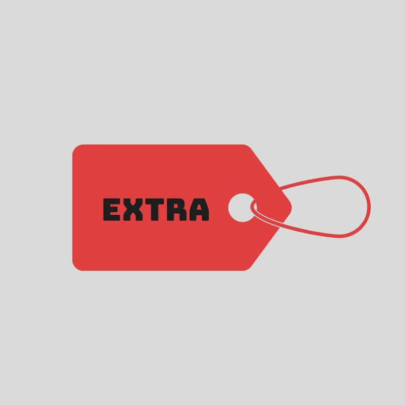 Peut inclure: Une &eacute;tiquette rectangulaire rouge aux coins arrondis portant le mot EXTRA imprim&eacute; en lettres capitales noires grasses. L'&eacute;tiquette comprend un trou circulaire sur le c&ocirc;t&eacute; droit avec une fine boucle de ficelle rouge attach&eacute;e pour la suspendre.