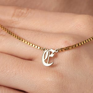 Collar con inicial en inglés antiguo, collar con inicial de oro, collar con colgante de inicial, collar con inicial en inglés antiguo, joyería personalizada en inglés antiguo