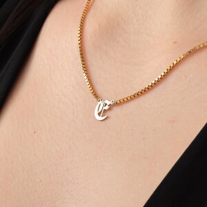 Delicado collar con inicial en inglés antiguo para mujer, collar con letra personalizada para mamá, collar con inicial de cadena Figaro de plata esterlina para mamá.