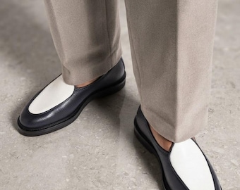 Handgefertigte zweifarbige Herren-Slipper aus Leder – Schwarz-weiße Mokassins.