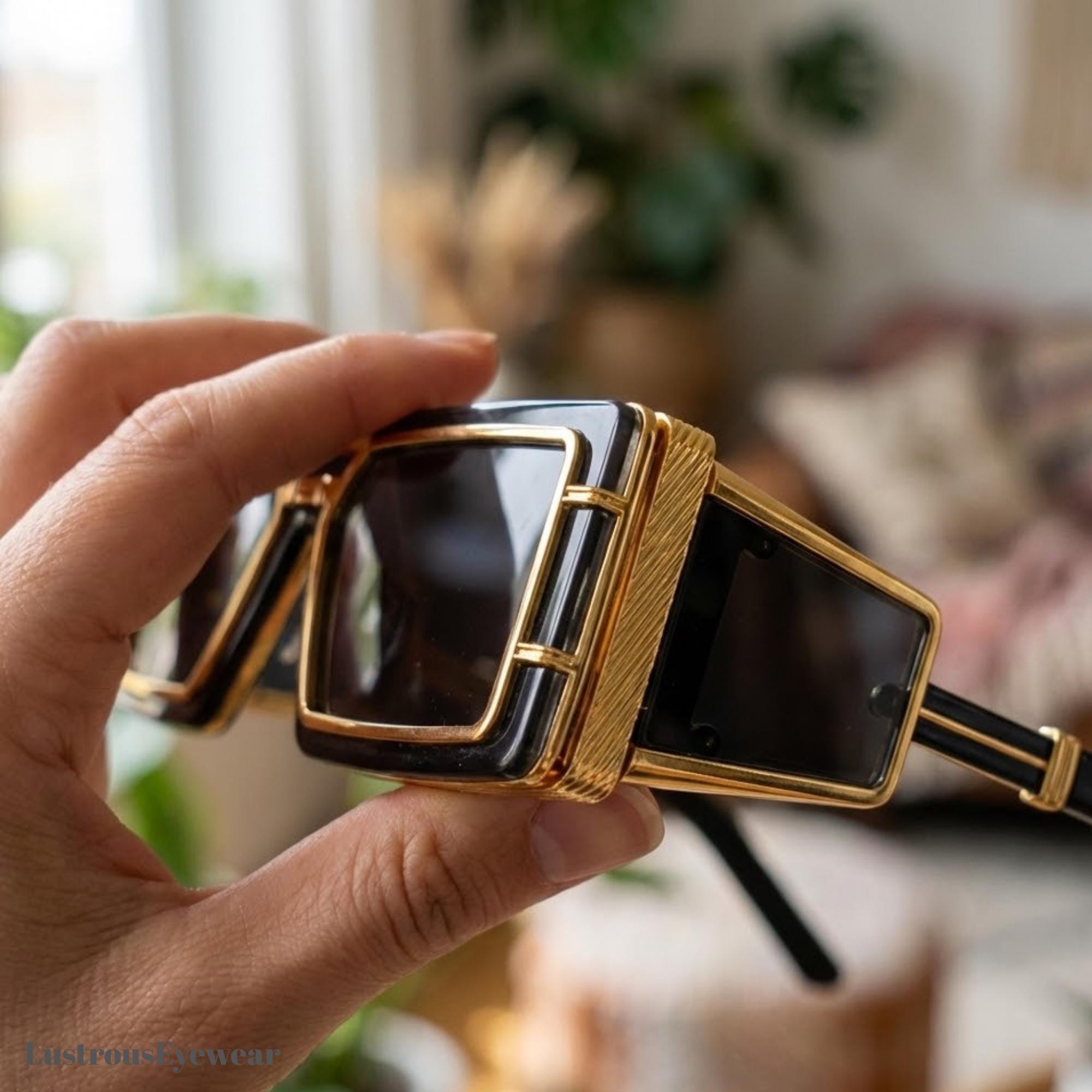 Designer Style Oversized Sunglasses With Gold Accents: Bold  display picture 1