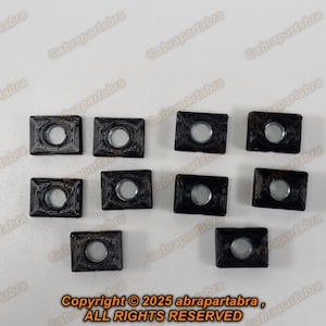 Op de afbeelding: Tien zwarte vierkante ladegrepen met een klein rond gat in het midden.