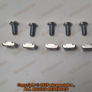 Könnte beinhalten: Ein Satz von acht silberfarbenen Metallbefestigungen, darunter sechs Schrauben und zwei Metallhalterungen. Die Schrauben haben einen sechseckigen Kopf und einen Kreuzschlitz. Die Halterungen sind rechteckig mit einer leichten Biegung an der Oberseite.