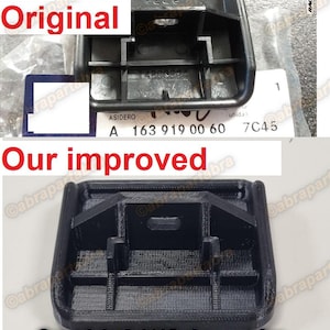 Può includere: Un pezzo di auto in plastica nera con il testo "ABS MERCEDES 222" e "A 163 919 00 60 7C45" stampato su di esso. Il pezzo è etichettato come "ASIDERO" e "unidad".