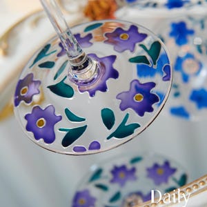 Bicchiere da vino con motivo floreale viola scuro, dipinto a mano, base squisita, fiori nascosti, elegante regalo, matrimonio, anniversario