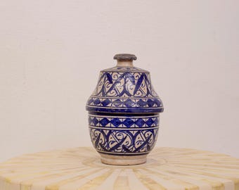 Antieke Marokkaanse blauwwitte keramische pot met deksel, handgeschilderde decoratieve aardewerkdoos