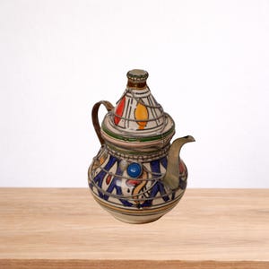 Bule de chá marroquino antigo em cerâmica com detalhes em metal, pintado à mão. Bule de chá tradicional.