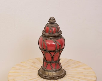 Antieke rode metalen filigraanpot oosterse decoratieve vaas met deksel Vintage Marokkaans decor