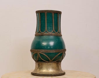 Antieke groene metalen filigraanvaas Vintage oosters decoratief Marokkaans interieur