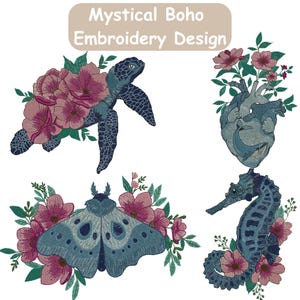 Puede incluir: Diseño de bordado Mystical Boho con una tortuga marina, un corazón humano, una polilla y un caballito de mar, cada uno adornado con flores rosas y hojas verdes. Los diseños son en tonos azules y rosas.