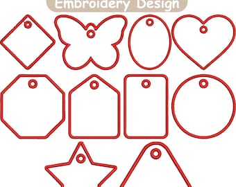 Pode incluir: Uma coleção de dez etiquetas aplicadas brancas com bordas bordadas em vermelho em várias formas, incluindo um diamante, borboleta, oval, coração, octógono, casa, retângulo, círculo, estrela e triângulo, cada uma com um pequeno furo no topo.