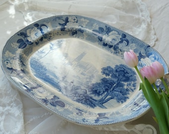 Vassoio rettangolare decorativo da parete con motivo floreale blu e bianco, stile Rörstrand, anni 1830.