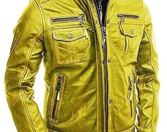 Könnte beinhalten: Goldgelbe Lederjacke mit schwarzem Innenfutter und mehreren Reißverschlusstaschen. Die Jacke hat ein gestepptes Schulterdesign, einen Stehkragen und einen Frontreißverschluss. Die Jacke hat einen klassischen Biker-Stil.