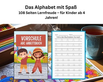Puede incluir: Un cuaderno de ejercicios educativo para niños y un libro para colorear se muestran sobre una superficie de madera. La portada del cuaderno de ejercicios dice "VORSCHULE ABC ARBEITSBUCH" con ilustraciones de niños. También se ve una caja de lápices de colores y una taza azul con té. El texto "Das Alphabet mit Spaß" está en la parte superior.