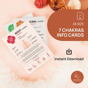 Puede incluir: Siete tarjetas de información sobre chakras imprimibles en tamaño A5. Cada tarjeta presenta un chakra diferente con su símbolo, color, mantra, elemento, ubicación, posturas de yoga y más. Las tarjetas están en formato PDF digital para descarga instantánea.
