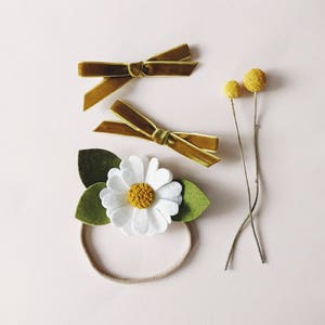 Felt Flower Headband or Alligator Clip // Daisy flower, Giddyupandgrow image 2