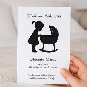 Minimalistische Geburtsanzeige für Mädchen - Bearbeitbares Geschwister Silhouette Design - Druckbare 5x7 Canva Vorlage für die Ankunft des Neugeborenen